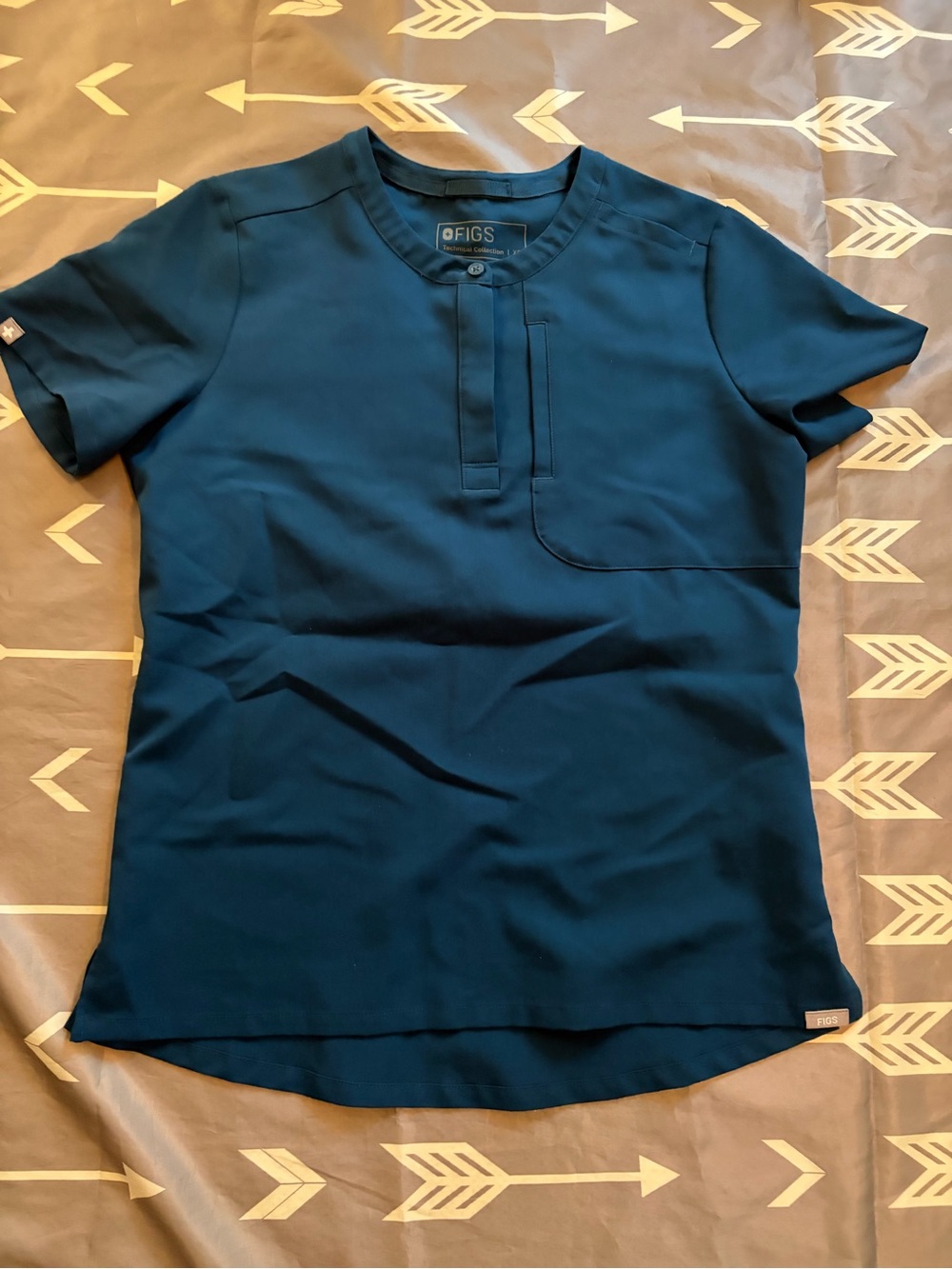Figs Women's deep reef Scrub Top